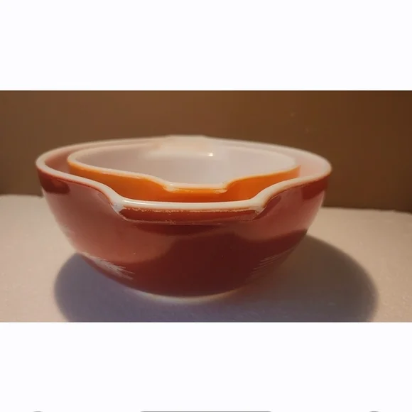 2 Vintage Pyrex Red and Orange Mixing Bowls 1.5L & 750ML - Picture 2 of 7
